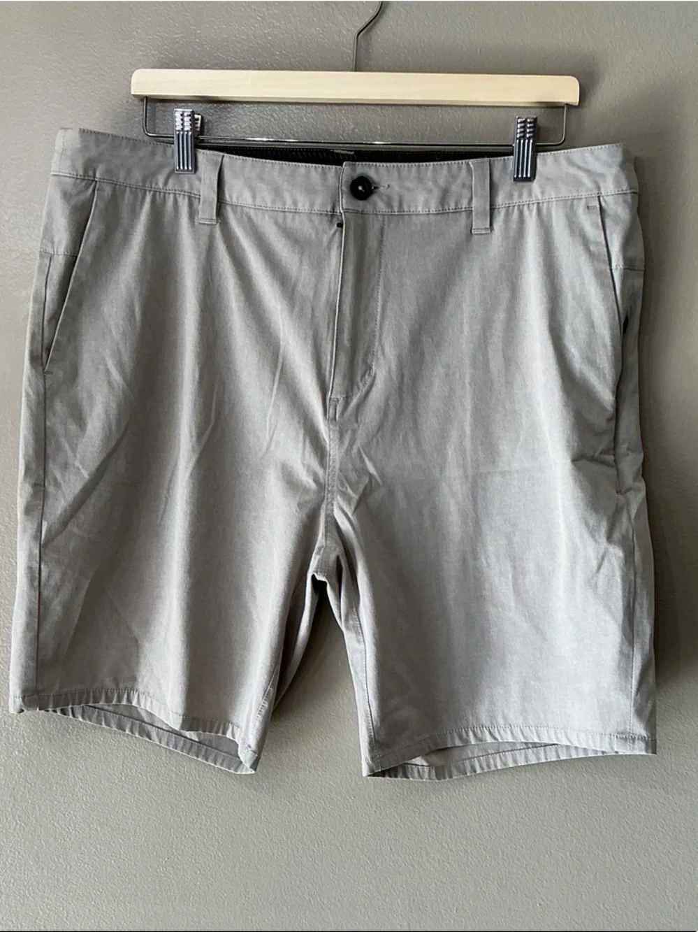 Vuori Men’s Light Gray Flat-Front Performance Shorts - Picture 3 of 5